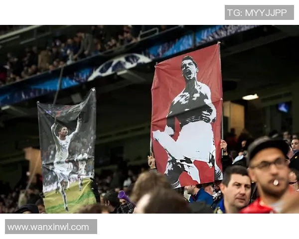 球迷疯狂冲进场内夺C罗球衣引发欧冠赛场奇观